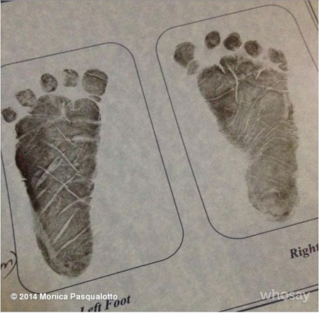 Para hacer el anuncio a sus seguidores, Mónica eligió la imagen de las huellas de los piecitos del bebé en el registro de nacimiento