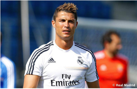 Ronaldo, delantero del Real Madrid, anunció ayer el lanzamiento de una nueva colección de camisas