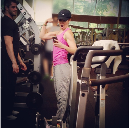 “GYM Time; A recuperar mi lavadero pre-vacación; Obsesiva; gimnasio; Músculo. Músculo. Puro Músculo”, escribió en su cuenta de Instagram
