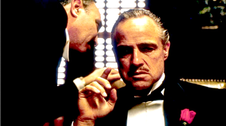 El Padrino se estrenó en 1972, basada en la novela de Mario Puzo que cuenta la historia de Michael Corleone, un hombre que integra una familia de mafiosos
