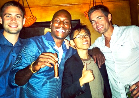 Tyrese Gibson junto a los hermanos de Paul Walker durante la celebración de la última entrega de Rápido y Furioso