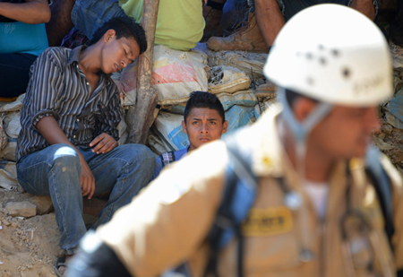 Los mineros, atrapados desde el miércoles, salieron por un estrecho boquete abierto entre rocas con la ayuda de los socorristas, en medio de la emoción de los familiares reunidos en los alrededores de la mina San Juan