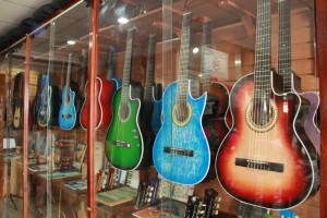 Los productos nacionales han dejado de llegar las arpas, cuatros y maracas