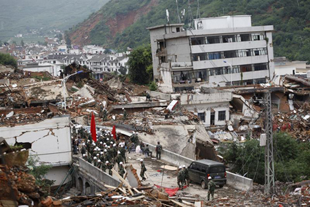 Un equipo de más de 20.000 militares, policías y bomberos buscan a contrarreloj y bajo la lluvia a los posibles supervivientes del terremoto en China EFE