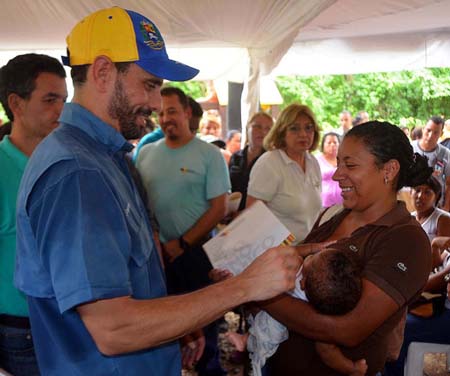 El gobernador Henrique Capriles, encabezó la XIV graduación de 202 mirandinos que forman parte del Plan Crecer en el Centro Cívico Cultural La Guadalupe, municipio Tomás Lander.