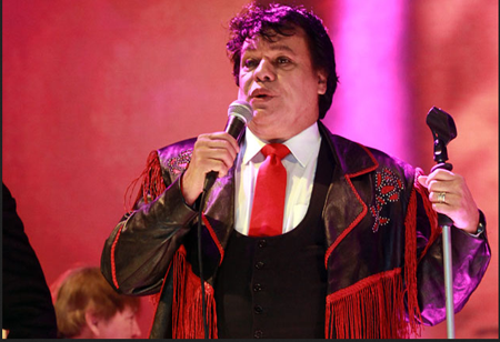 “Muchísimas gracias por esperarme, estoy muy contento de volver a los Estados Unidos", informó el cantante mexicano