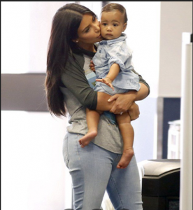 Kim aprovechó la situación para que su hija luciera un perfecto look en el vuelo con pendientes de diamantes