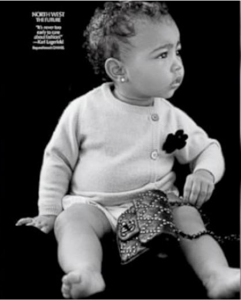 Con solo 14 meses, la pequeña posa luciendo un chaleco cardigan y una cartera negra Chanel.