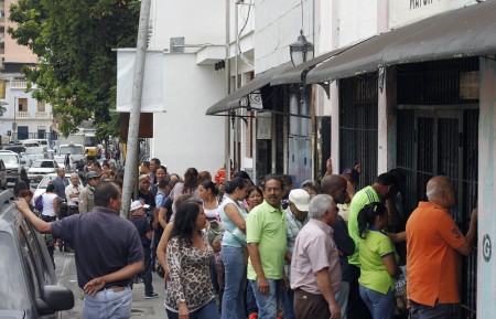 Largas colas se formaron por pañales