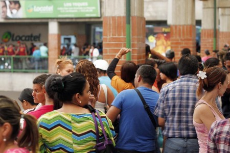 Largas filas se formaron en La Hoyada por pañales