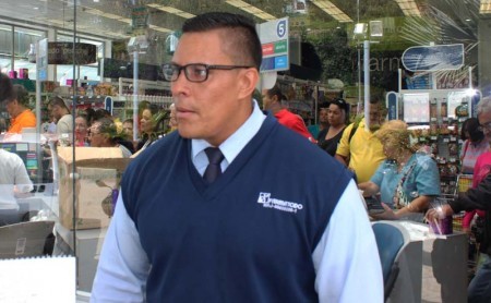 “Intentamos mantener orden numerando a las personas, se pasan de cinco en cinco”