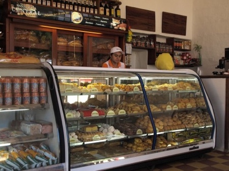 Recorrer de 4 a 5 panaderías para comprar el pan salido del horno es una tarea difícil para los tequeños. ARCHIVO