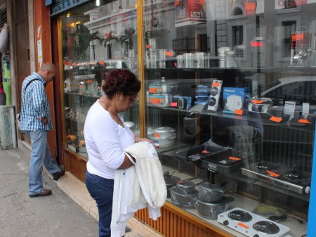 Tequeños observan vitrinas por los altos costos