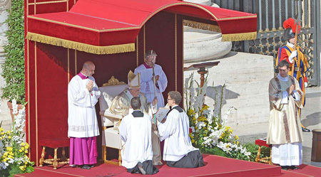 A la misa participó el papa emérito Benedicto XVI, que fue nombrado cardenal por Pablo VI y también otros dos purpurados elegidos por Montini: Paulo Evaristo Arns y William Wakefield Baum