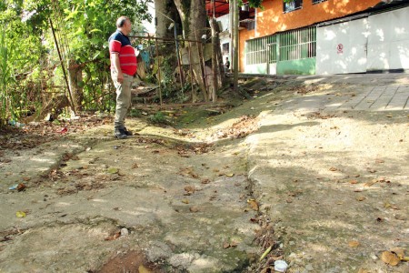 Esperan que las autoridades reparen la vía principal y eviten los demás hundimientos.
