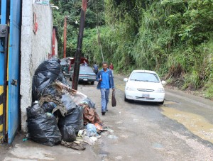 Basura amontonada por la localidad de vecinos aledaños