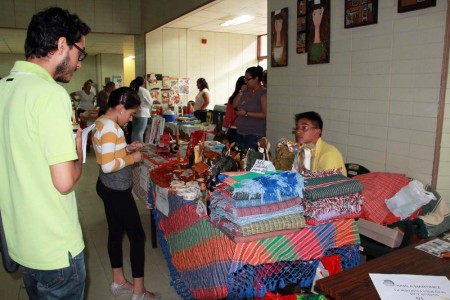 Trabajadores enseñaron sus obras artesanales al público.