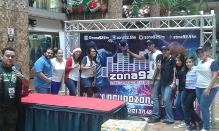 Equipo de la radio en La Cascada recibiendo donaciones.