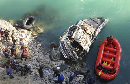Al menos 47 muertos y seis desaparecidos es el balance de un accidente de un autobús que cayó a un río en una remota parte del oeste del Nepal EFE
