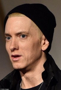  Eminem reaparece con un rostro marcado por años de excesos 