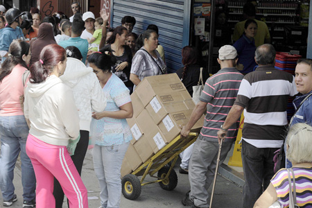 Pañales y jabón de tocador atrajeron a compradores desesperados.