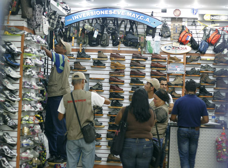 Sobreprecio y especulación fueron los principales delitos detectados en las tiendas visitadas ayer por inspectores de la Superintendencia de Precios Justos.
