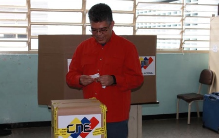 Jaua votando