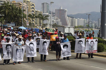 Grupos de estudiantes, maestros y autodefensas cerraron ayer varias carreteras en México para recordar a los 43 estudiantes desaparecidos EFE