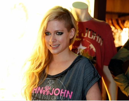 “No me siento bien. Tengo algunos problemas de salud. Así que por favor ténganme en sus oraciones” escribió Avril en su Instagram