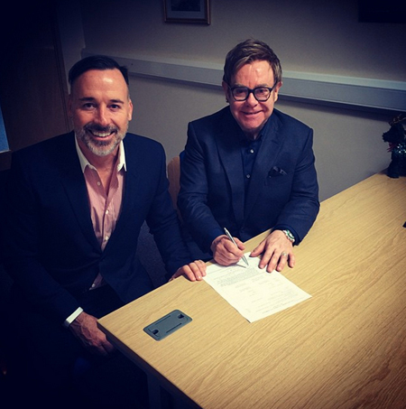 El cantante británico Elton John se casó este domingo con su compañero desde hace más de 20 años, David Furnish