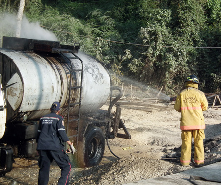 El incendio produjo que el tránsito vehicular se volviera más lento de lo normal, pues por causa de los constantes trabajos, el paso por ese kilómetro se ha vuelto un “dolor de cabeza”.