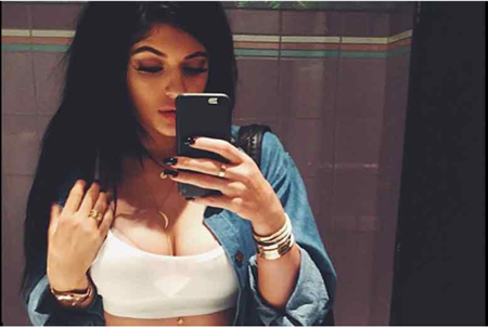 En la fotografía resalta el busto de Kylie, quien recientemente ha sido criticada por supuestamente haber operado sus labios
