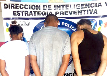 Durante un procedimiento realizado en barrio Central de la parroquia Candelaria, a un sujeto de 45 años apodado “El Néstor”, se le decomisó una porción de gran tamaño de presunta marihuana, así como una balanza digital utilizada comúnmente para pesar la droga