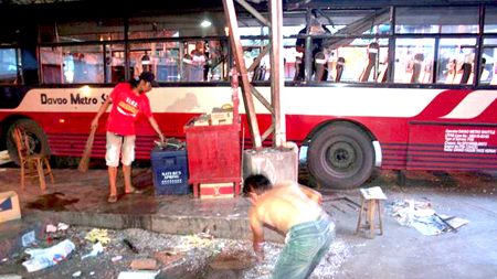 Al menos 10 personas murieron y otras 17 resultaron heridas ayer por una explosión en un autocar en la isla de Mindanao al sur de Filipinas