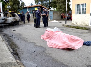 Dos hombres perdieron la vida luego de que dos tipos les dispararan y le prendieran candela al vehículo en el que ellos andaban