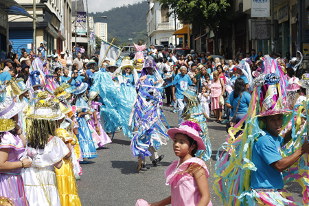 Más de mil personas se sumaron a la celebración del septuagésimo cuarto aniversario de la manifestación religiosa cultural Pastores del Niño Jesús de Los Teques, organización sin fines de lucro que tiene como misión principal fomentar los valores, identidad cultural y solidaridad entre la ciudadanía.