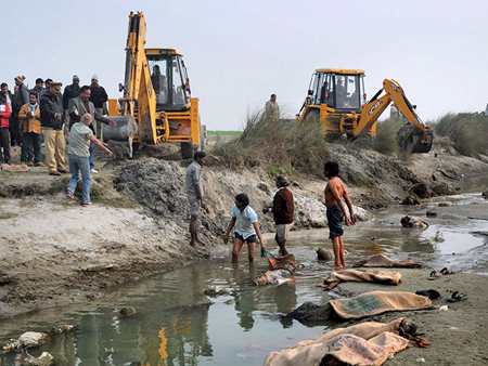 Al menos 80 cadáveres aparecieron en el río Ganges en el norte de la India tras una bajada de las aguas AP