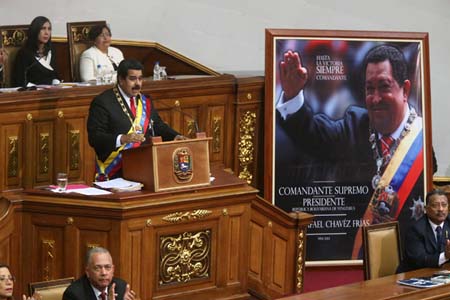 El presidente Maduro presentó ayer su Memoria y Cuenta del 2014 en donde anunció que en entre tantas cosas su gobierno manejará un sistema cambiario de “tres mercados”, con una tasa de cambio prefencial de Bs.6,30 por dólar, “sistema de subastas” y un sistema de bolsas.