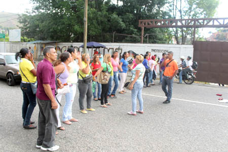 Momentos de tensión se vivieron la tarde de este domingo luego de que un grupo de recluidos quemara el pabellón uno. Familiares molestos se apostaron en las afueras de las instalaciones y trancaron la vía por varios minutos.