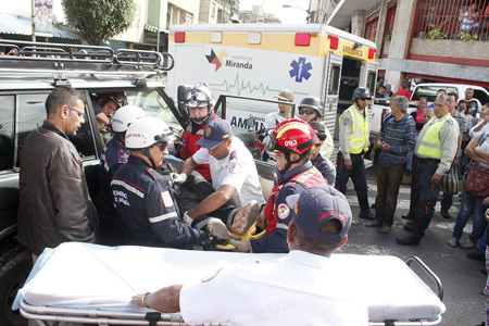 Los vehículos involucrados fueron una camioneta Land Rover verde placas MFR49, colisionó contra una Chevrolet Silverado blanca placas 460MBE