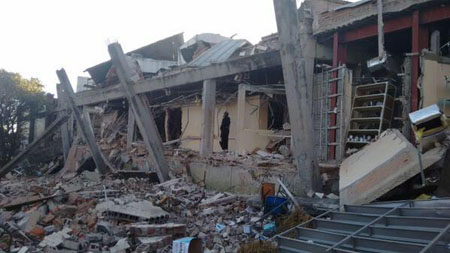 El saldo de fallecidos por la explosión de un camión cisterna de gas al frente del hospital Materno Infantil de la capital mexicana subió ayer a siete y 58 heridos CORT. EFE