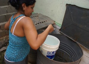 Sin agua y ahorrando la poca que tienen se mantienen día a día los habitantes de La Vaquera