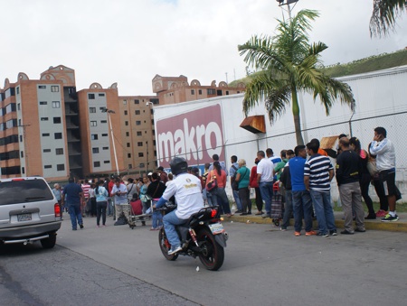 Rumores de más escasez y aumento de los alimentos y productos de primera necesidad coloca a pernoctar a los venezolanos a las afueras de los mercados a la espera de cualquier producto que saquen