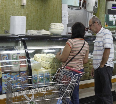 Tequeños siguen sin relleno para sus arepas, cuando se consigue el queso amarillo pasa los Bs.600