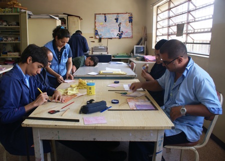 Los 86 jóvenes que hacen vida en el Taller de Educación Laboral Bolivariano “Los Teques” ubicado en la Urbanización La Macarena Sur, ya vienen trabajando en la preparación de sus piezas y productos alusivos al ser más hermoso del mundo que da vida “La madre”