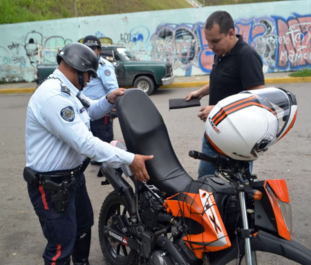 Funcionarios realizan experticias a los autos
