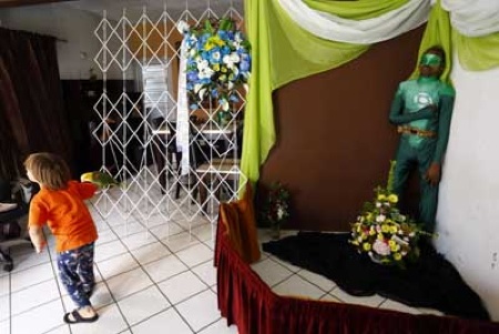 VELAN EN PUERTO RICO A HOMBRE VESTIDO COMO EL PERSONAJE DE LINTERNA VERDE