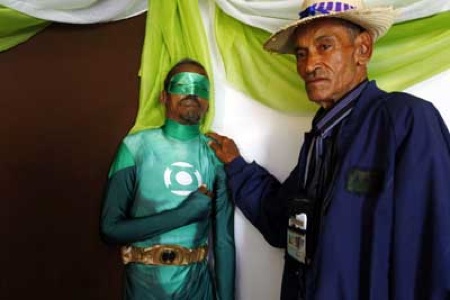 VELAN EN PUERTO RICO A HOMBRE VESTIDO COMO EL PERSONAJE DE LINTERNA VERDE