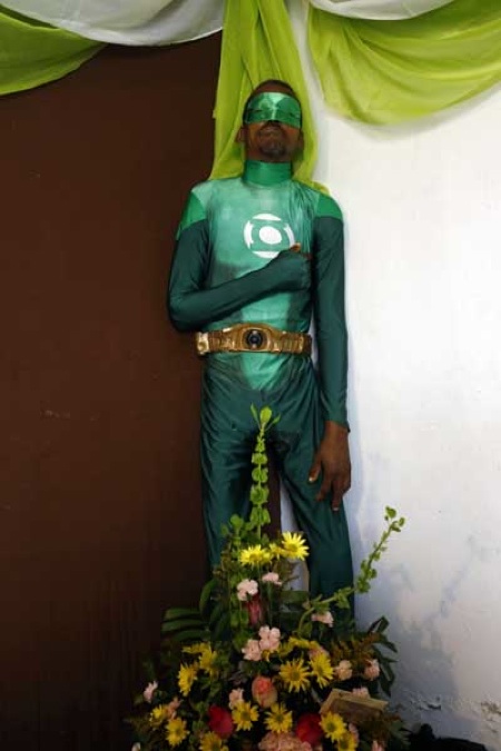 VELAN EN PUERTO RICO A HOMBRE VESTIDO COMO EL PERSONAJE DE LINTERNA VERDE