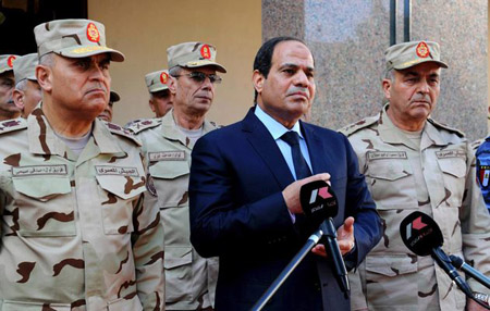 El tribunal egipcio condenó a muerte a 183 islamistas por el asesinato de al menos 14 miembros de las fuerzas de seguridad en Egipto AP